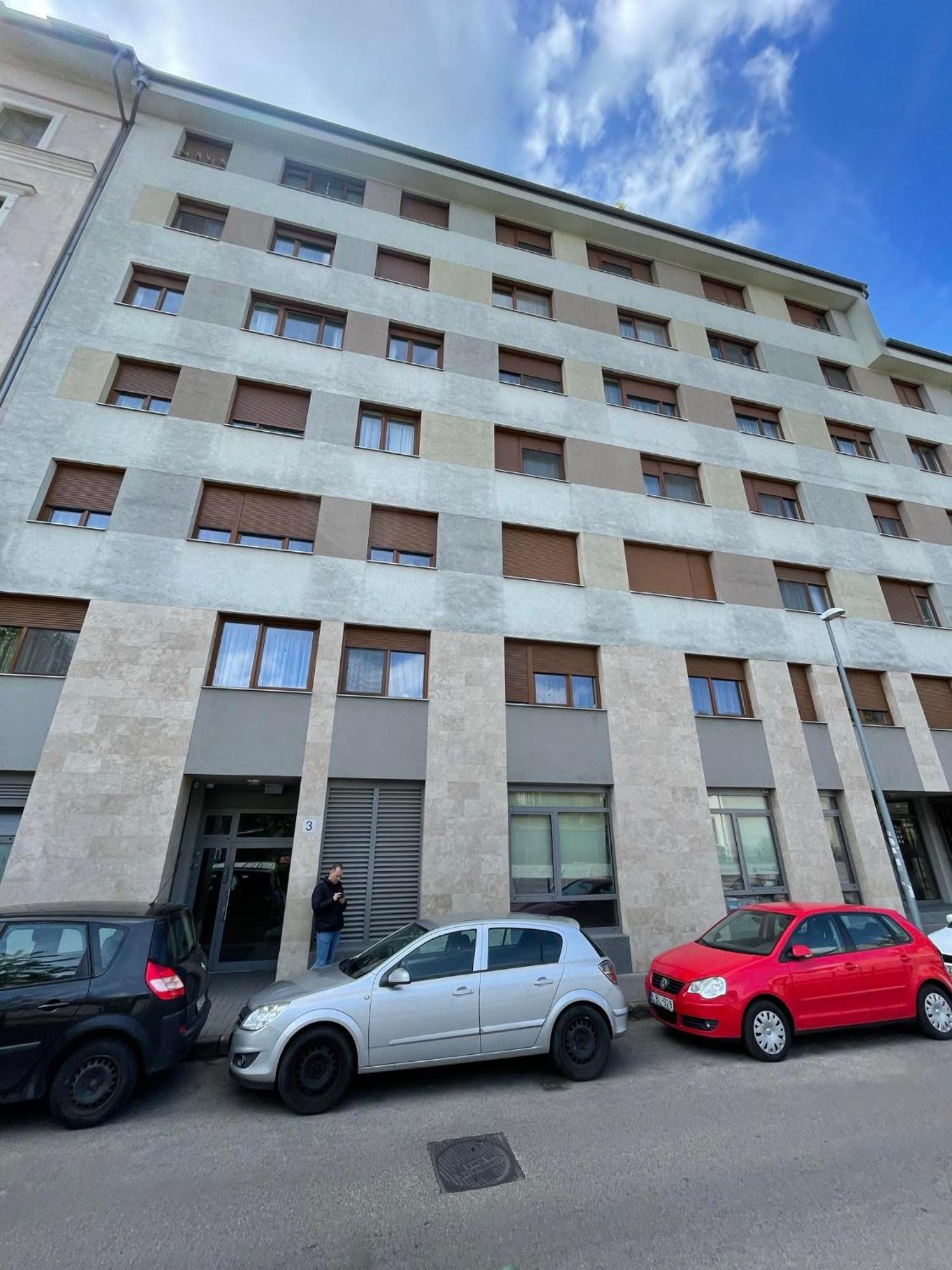 - Free Garage, Ac, Balcony, Wi-fi