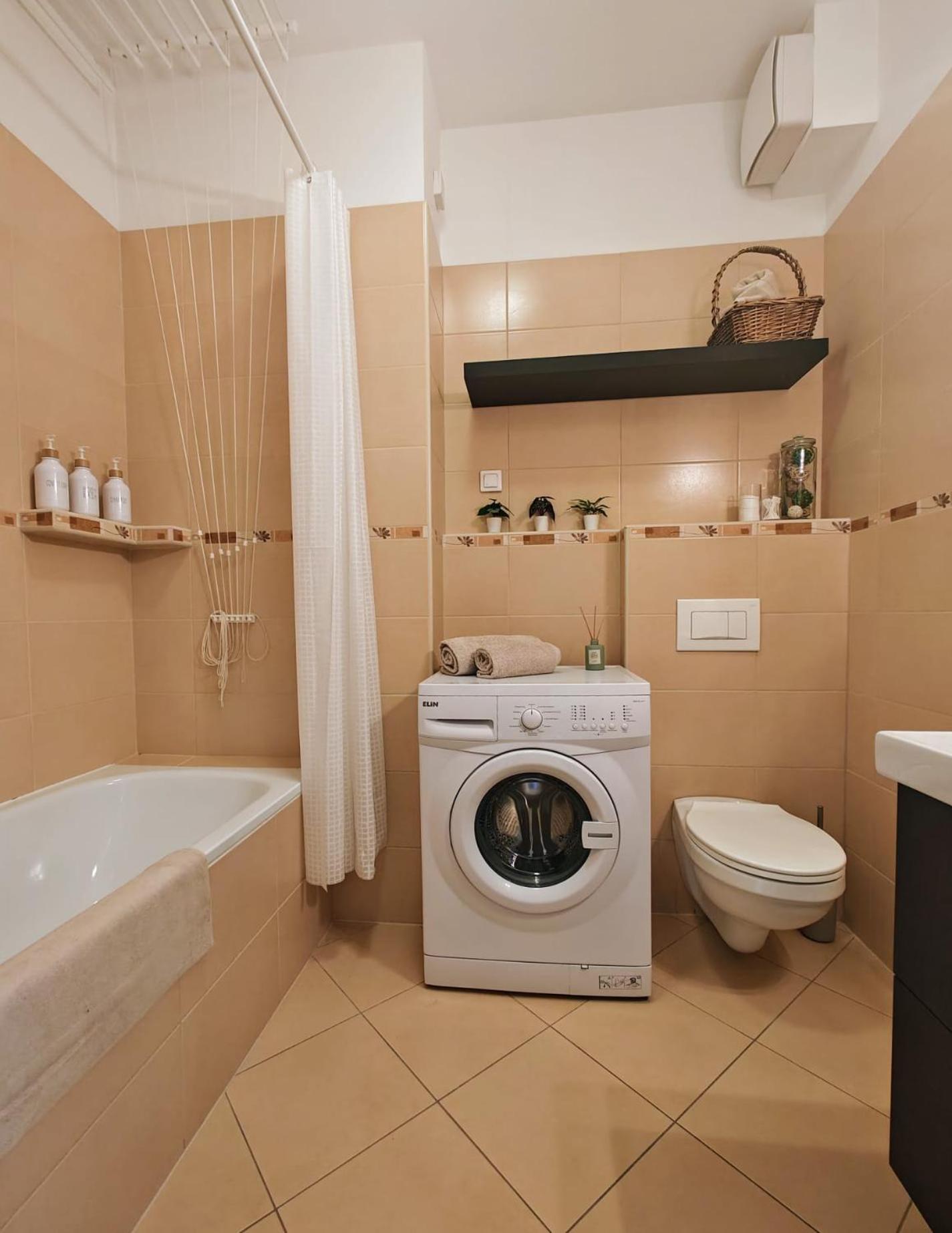 Apartament - Free Garage, Ac, Wi-fi, Balcony, Electric Blinds *
